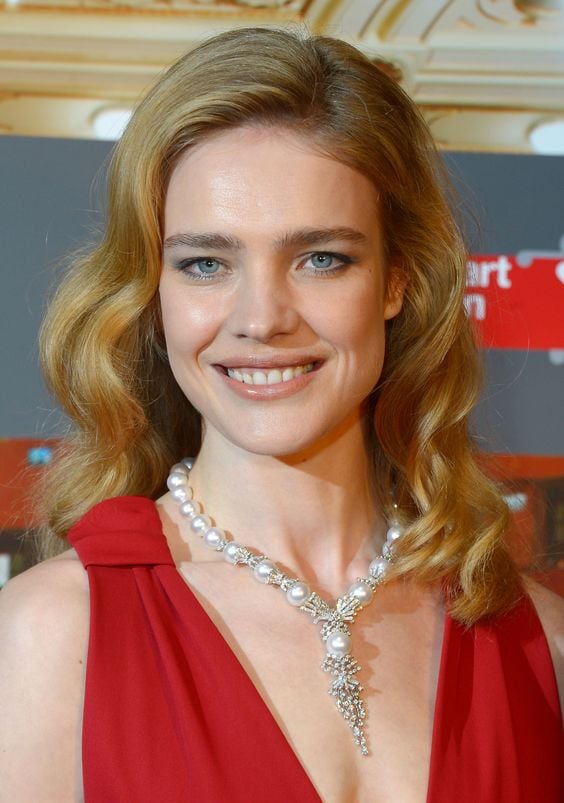 Siêu mẫu Natalia Vodianova sang trọng quyến rũ với thiết kế chuỗi trang sức từ ngọc trai South Sea trắng