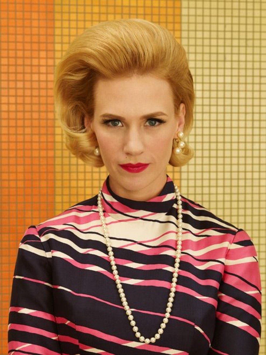 Nữ diễn viên Jannuary Jones người phụ nữ đẹp của chuỗi phim “Mad men” chọn điểm nhấn là bộ trang sức ngọc trai South Sea vàng kem tạo vẻ đẹp thượng lưu quý phái