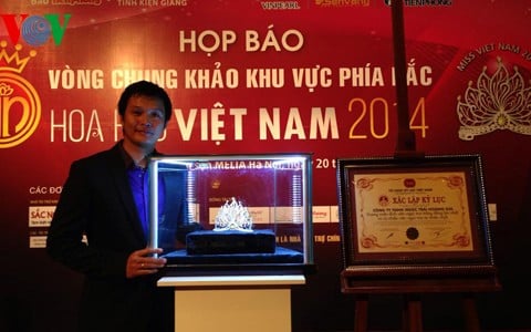 Nghệ nhân Hồ Thanh Tuấn bên tác phẩm Vương miện Hoa hậu và bằng xác nhận kỷ lục Guiness Việt Nam