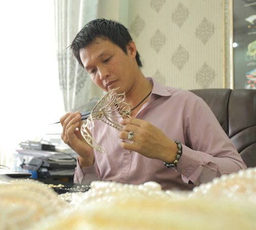 Nghệ nhân Quốc gia Hồ Thanh Tuấn đang lựa chọn từng viên ngọc trai quý để gắn lên chiếc vương miện Hoa hậu Việt Nam 2014