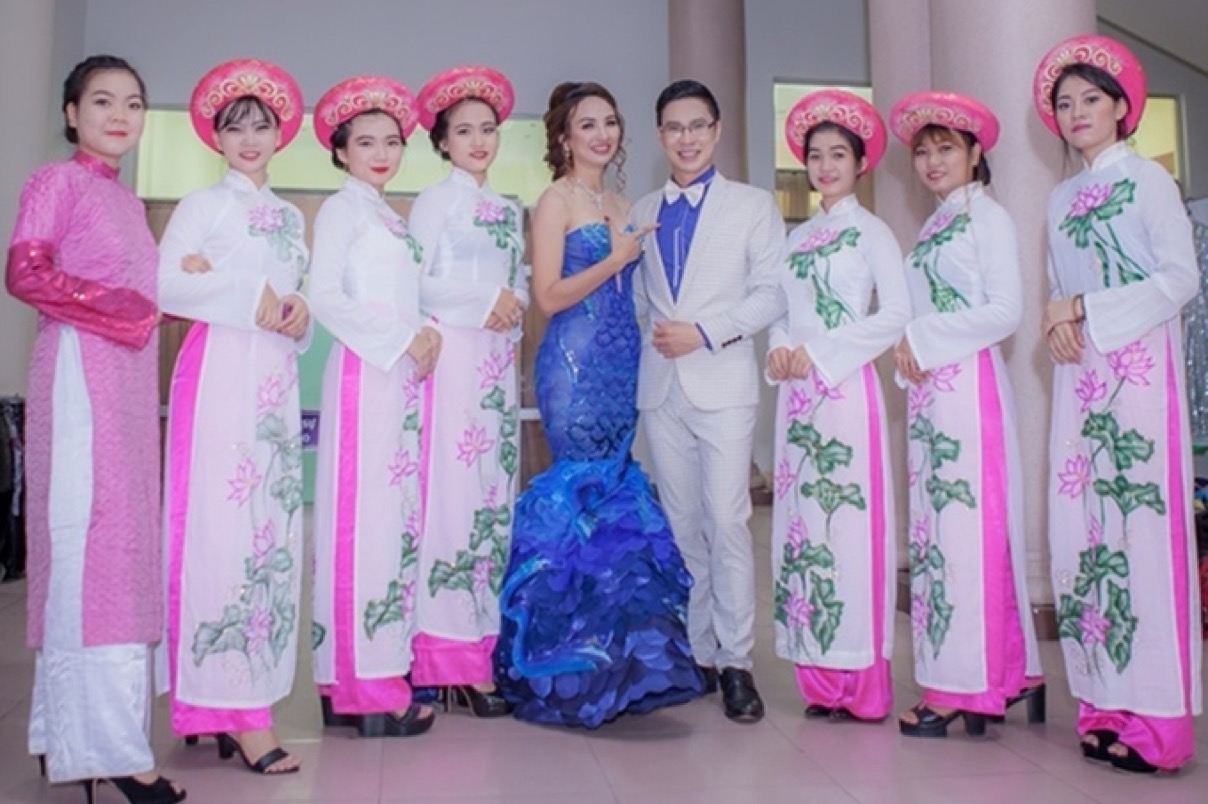 Hoa hậu Ngọc Diễm đeo trang sức nửa tỷ đồng làm MC