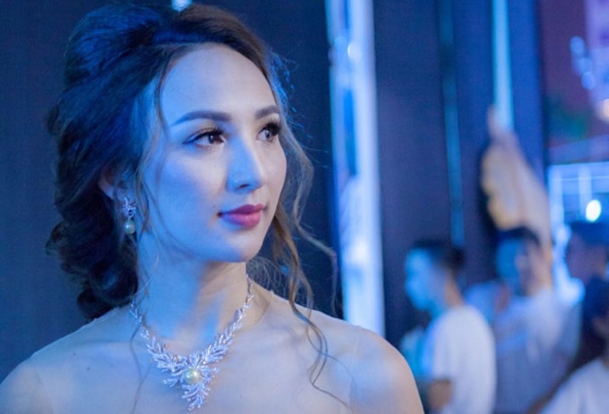 Hoa hậu Ngọc Diễm đeo trang sức nửa tỷ đồng làm MC