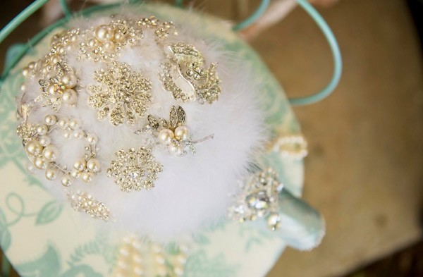 nu trang ngoc trai noi bat tren be mat hoa 