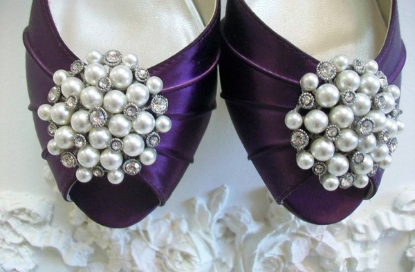 giay dinh nu trang ngoc trai noi bat tren nen tim