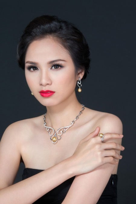 Hoa hậu Thế giới người Việt Diễm Hương cũng đã sớm đem lòng yêu thích loại ngọc quý này.