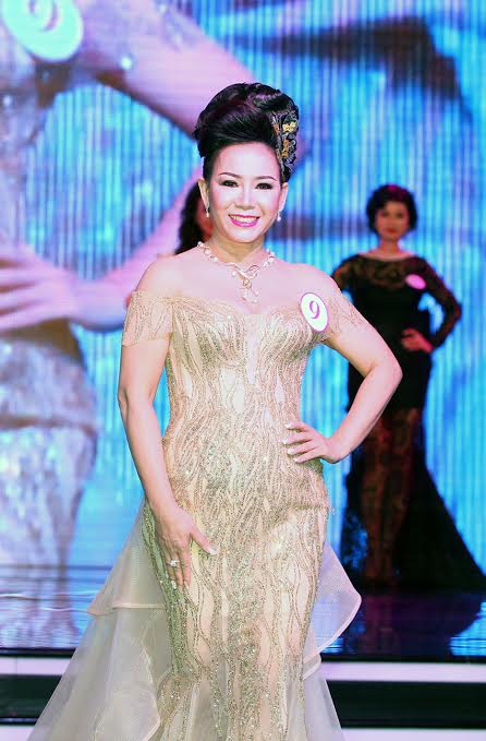 Trong đêm diễn này, doanh nhân nổi tiếng đến từ Nha Trang – Phan Thị Ngọc Nga cũng lựa chọn chiếc vòng cổ ngọc trai được các nghệ nhân của Hoàng Gia Pearl thiết kế riêng để trình diễn và chị đạt danh hiệu Á Hoàng 1 của cuộc thi. Trong dem dien nay, doanh nhan noi tieng den tu Nha Trang - Phan Thi Ngoc Nga cung lua chon chiec vong co ngoc trai duoc cac nghe nhan cua Hoang Gia pearl thiet ke rieng de trinh dien va chi dat danh hieu A Hau 1 cua cuoc thi