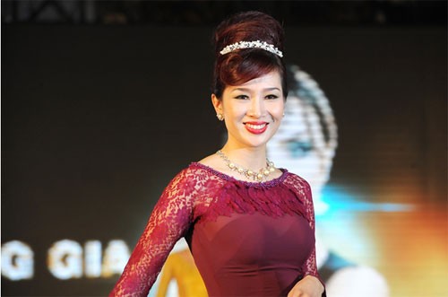 nguyen thu huong cung trang suc ngoc trai