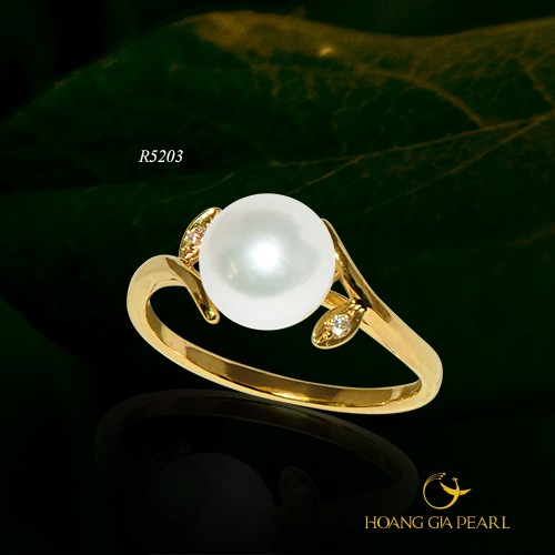 Thiết kế nhẹ nhàng, đường nét thanh nhã kết hợp hoàn hảo cùng ngọc trai biển Akoya phù hợp cho cô nàng yêu thích phong cách tiểu thư đài các Nhan ngoc trai R5203