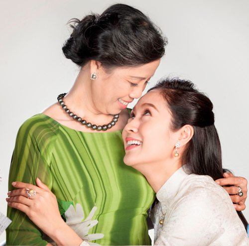 Trang sức ngọc trai dễ dàng làm hài lòng người lớn tuổi bởi vẻ đẹp đơn giản mà sang trọng, thể hiện nét nữ tính, hạnh phúc viên mãn của người phụ nữ. Bên cạnh đó, ngọc trai còn có có khả năng tăng cường năng lượng và sức khỏe cho người sở hữu.