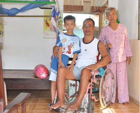 Anh Ngô Văn Hiếu Ngoc trai trao hoc bong vo thi sau va giup do nguoi khuyet tat