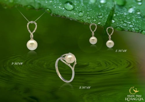 hững mẫu trang sức ngọc trai màu trắng kem mang lại vẻ đẹp trẻ trung, ngọt ngào….
