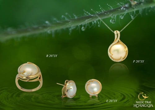 Và những mẫu ngọc trai màu vàng ánh kim là sự pha trộn của sự kiêu sa và cá tính mang lại vẻ đẹp sang trọng mà vẫn trẻ trung.