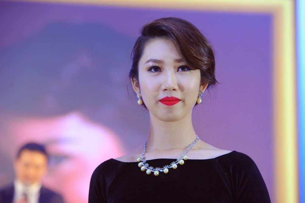 Thúy Ngân trình diễn bộ trang sức ngọc trai Thuy Ngan trinh dien bo trang suc ngoc trai