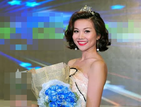 Mỹ nhân của năm 2013 - Thanh Hằng đẹp rực rỡ với chiếc vương miện do nghệ nhân quốc gia Hồ Thanh Tuấn từ Công ty Ngọc Trai Hoàng Gia chế tác và trao tặng khi đăng quang.
