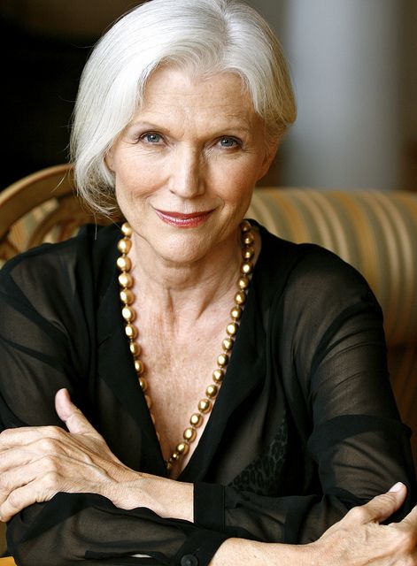 Quý bà Maye Musk người đã dẫn dắt gia đình đi đến thành công với đế chế công nghệ Elon Musk, khoe vẻ đẹp viên mãn phú quý với ngọc trai ánh vàng kim quý giá.