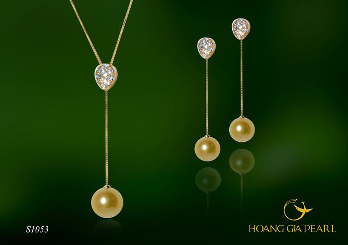 Thiết kế đẹp đơn giản nhưng lại cực kỳ bắt mắt, ngọc trai South Sea vàng kim nổi bật bên ánh kim cương lấp lánh tạo hiệu ứng làm đẹp vô cùng tinh tế cho phụ nữ hiện đại