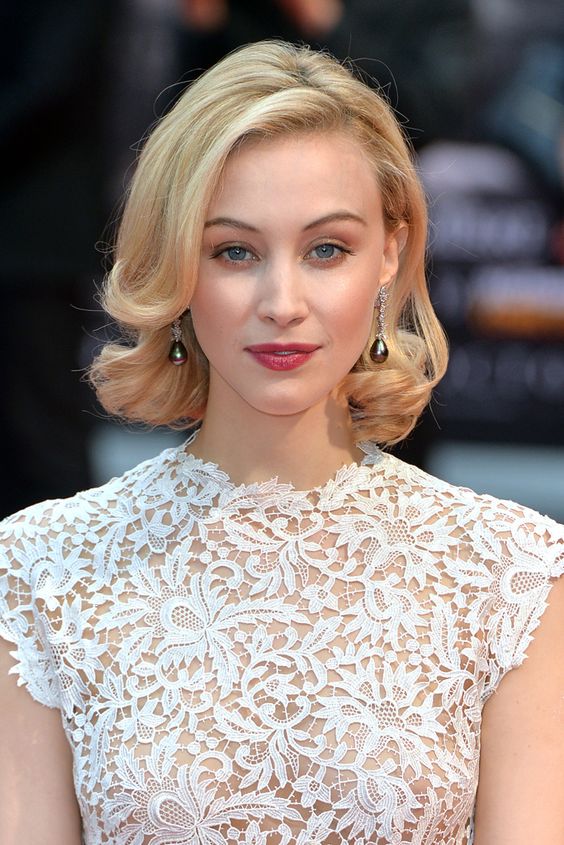 Được đánh giá là gương mặt đậm chất quý phái, Sarah Gadon - Nữ diên viên xinh đẹp người Canada sở hữu đôi mắt xanh cùng mái tóc vàng rực lựa chọn trang sức ngọc trai để tôn nét đẹp sang chảnh