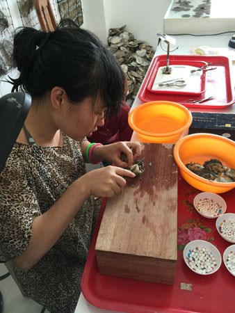 sau qua trinh lan bien khach du lich duoc tu tay mo trai lay ngoc