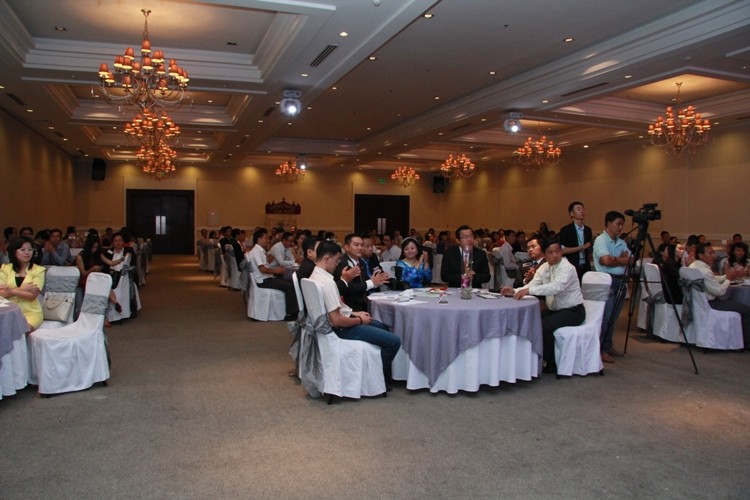 su phoi hop nhip nhang cua 2 mc