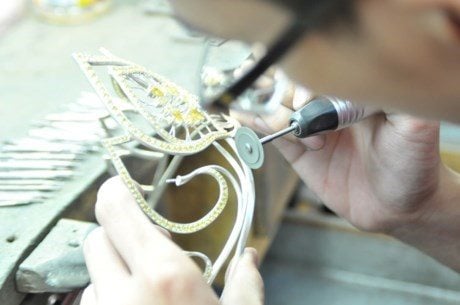 Vương miện do thương hiệu Ngọc trai Hoàng gia thiết kế và chế tác. Đây là thương hiệu đã thiết kế và chế tác chiếc Vương miện Hoa hậu Việt Nam 2014 – Vương miện đầu tiên xác lập kỷ lục Quốc gia.