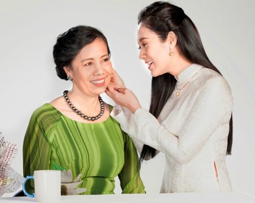 Thanh Thúy tự tay đeo bộ trang sức ngọc trai biển thương hiệu Hoàng Gia Pearl cho mẹ. “Nụ cười viên mãn, ánh mắt rạng ngời hạnh phúc của mẹ giúp xua tan mọi âu lo, bộn bề của cuộc sống”, nữ diễn viên chia sẻ.