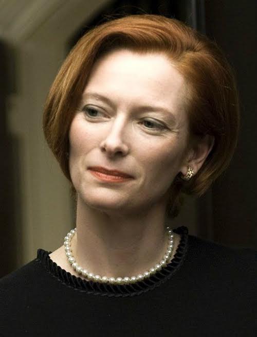 Tilda Swinton - minh tinh điện ảnh Anh quốc sinh ra trong một gia đình quý tộc có dòng dõi lâu đời. Nữ diễn viên sở hữu vẻ đẹp, phong thái vương quyền. Trang sức ngọc trai với thiết kế cổ điển giúp tôn vẻ đẹp quý tộc vương giả của bà.