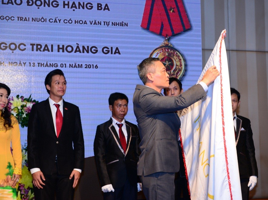 Ông Trần Văn Tùng – Thứ trưởng Bộ Khoa Học và Công Nghệ thay mặt đảng và nhà nước trao Huân chương Lao động hạng Ba cho Công ty Ngọc Trai Hoàng Gia. Ong Tran Van Hung - Thu truong Bo Khoa Hoc va Cong Nghe thay mat Dang va nha nuoc trao Huan chuong Lao dong hang Ba cho Cong ty Ngoc Trai hoang Gia