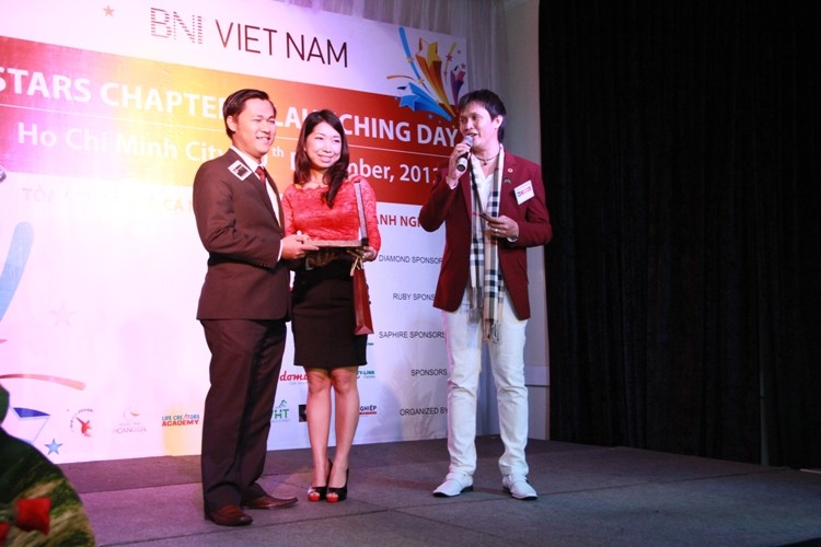 trao thuong bo ngoc trai anh sao bang