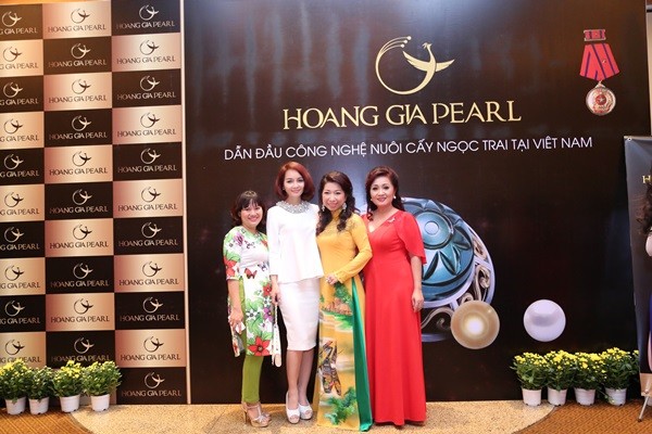 Bà Nguyễn Thụy Giang Châu - TGĐ Thương hiệu Thời trang Sensorial (váy đỏ) Ba Nguyen Thuy Giang Chau - TGĐ Thuong hieu Thoi Trang Sensorial ( vay do)
