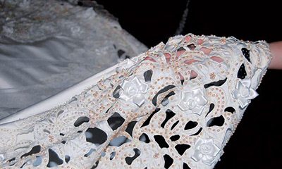 Ngọc trai đính trên váy áo cưới Ngoc trai dinh tren vay ao cuoi