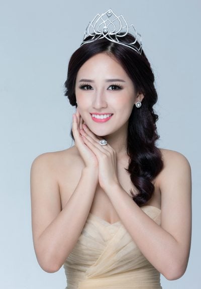 Ý tưởng ghi lại những khoảnh khắc tuyệt đẹp này được Hoa hậu bật ra khi cô nhận được món quà đặc biệt là chiếc vương miện mới của cô từ người anh thân thiết, nghệ nhân Hồ Thanh Tuấn – ông chủ thương hiệu Ngọc trai Hoàng Gia