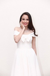vong co ngoc trai va dam trang mot su ket hop hoan hao giup ban gai noi bat o bat cu bua tiec nao