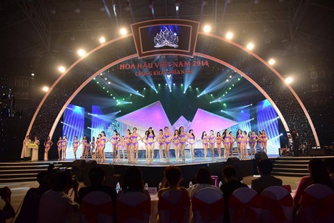 Hình ảnh chiếc vương miện được dùng làm biểu tượng trung tâm của sân khấu đêm Chung khảo Hoa hậu Việt Nam 2014 khu vực miền Nam tại Bạc Liêu. Hình ảnh chiếc vương miện được dùng làm biểu tượng trung tâm của sân khấu đêm Chung khảo Hoa hậu Việt Nam 2014 khu vực miền Nam tại Bạc Liêu.