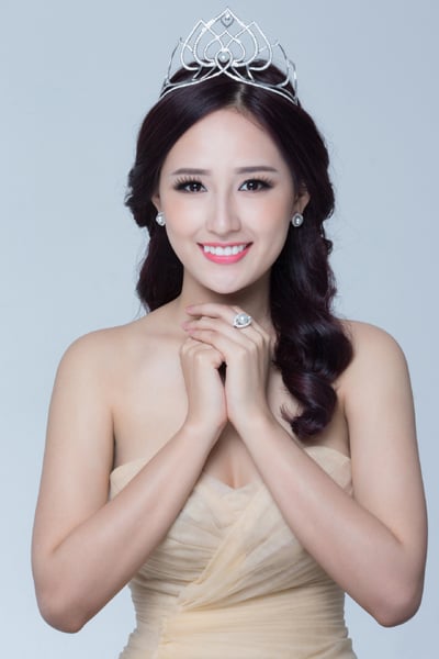 Chiếc vương miện mới được thiết kế phỏng theo vương miện nguyên bản mà BTC cuộc thi Hoa hậu 2006 trao cho Mai Phương Thuý. Song lần này nghệ nhân quốc gia Hồ Thanh Tuấn đã lược giản chi tiết và tạo điểm nhấn là viên ngọc trai màu trắng tinh khôi ở chính giữa giúp tôn lên vẻ đẹp lộng lẫy và tinh tế của Hoa hậu