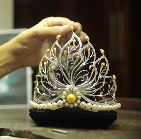 Vương miện hoàn thành tại xưởng. Ngoài điểm nhấn là viên ngọc trai trống đồng 15mm màu vàng kim quý hiếm được đặt tại tâm của vương miện, vương miện còn có 18 viên ngọc trai tự nhiên màu vàng kim được đính trên đỉnh các hoa văn như những giọt sương long lanh động lại trên búp sen và 36 viện ngọc trai biển Akoya, gần 1000 viên kim cương và 270g vàng trắng. Tổng trị giá của vương miện là 2,5 tỷ đồng.