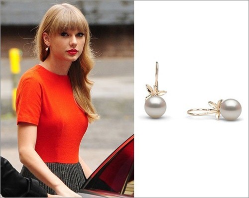 Taylor Swift luôn biết cách tạo sự cuốn hút bằng những phụ kiện trang sức rất đơn giản nhưng rất tinh tế giúp người đẹp luôn sang trọng và yêu kiều.