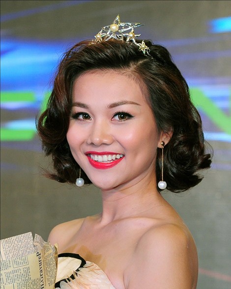 Mỹ nhân của năm 2013 - Thanh Hằng đẹp rực rỡ với chiếc vương miện do nghệ nhân quốc gia Hồ Thanh Tuấn từ Công ty Ngọc Trai Hoàng Gia chế tác và trao tặng khi đăng quang.
