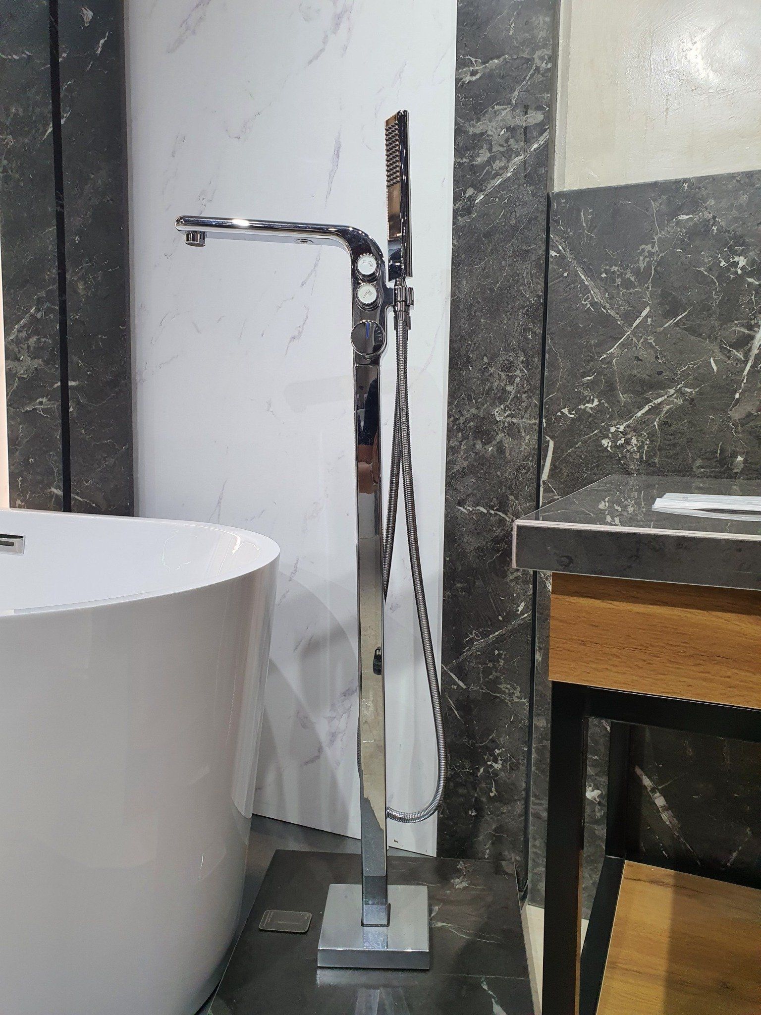  Bathtub Floor-mounted Shower Set Fc-6617c 