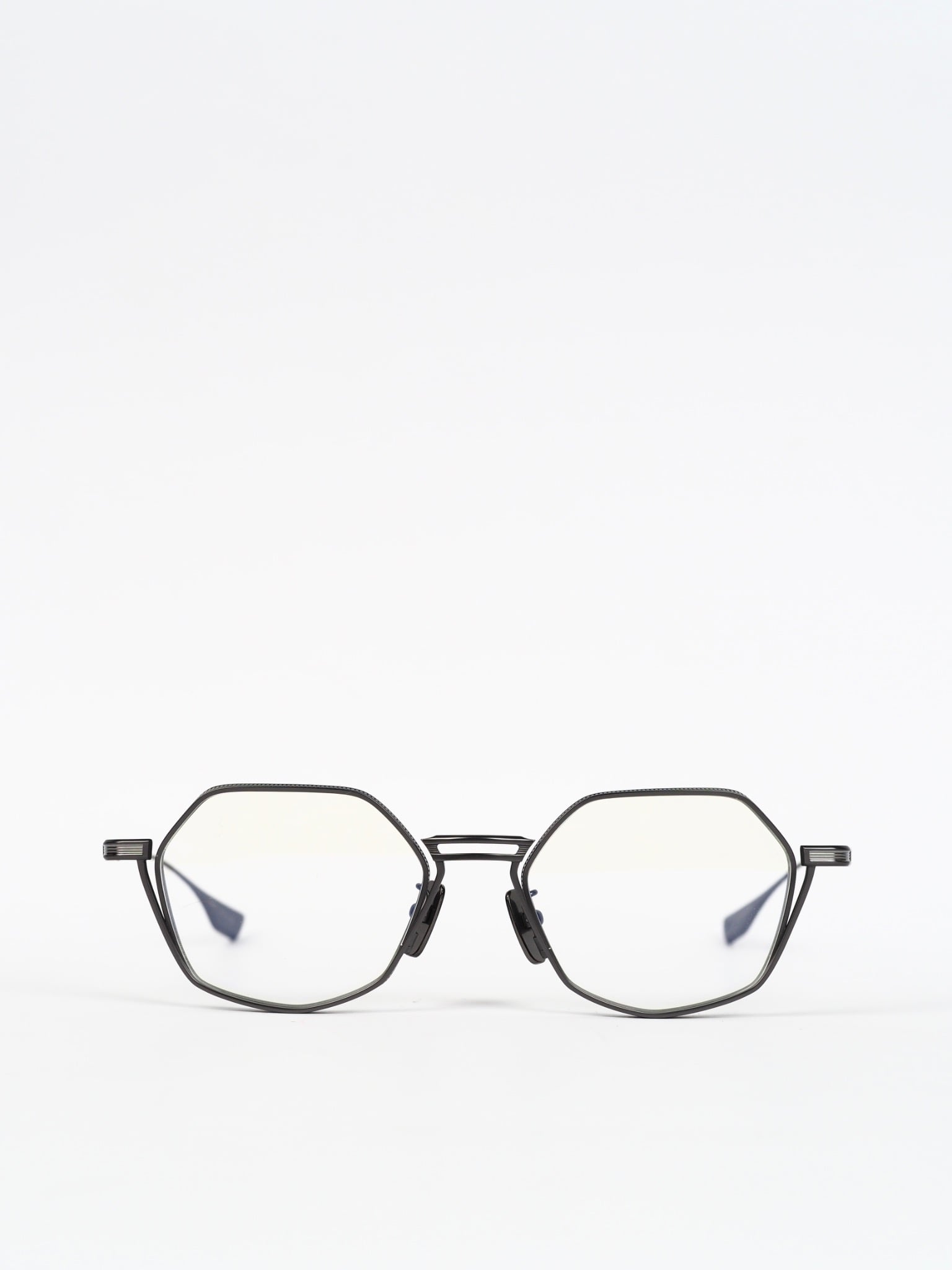 LINDSTRUM-THREE BLACK IRON