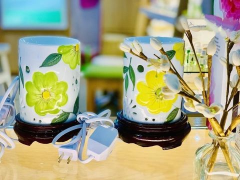 Đèn điện xông tinh dầu hình trụ hoa văn vẽ tay