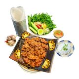  Cổ bò nướng ngói cuốn rau rừng 