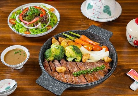  Bò Nướng Tảng Sốt Tiêu Đen 