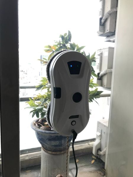  Robot lau kiếng tự động 