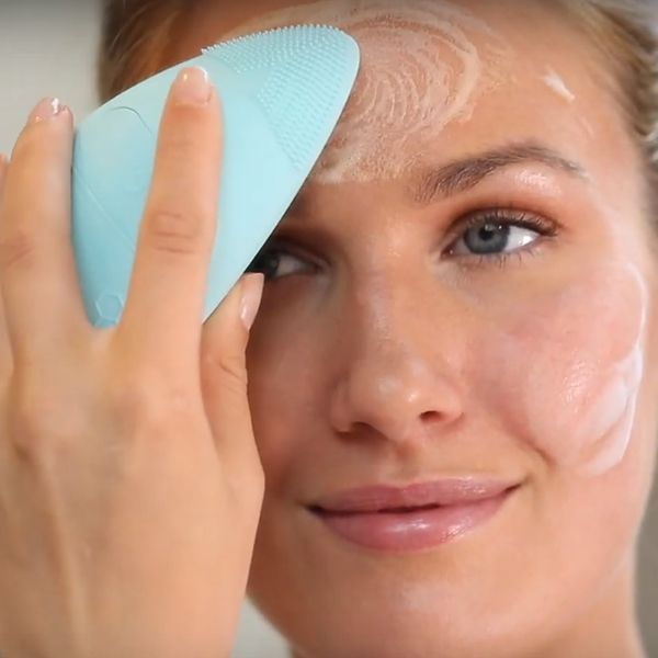 Máy rửa mặt Silicone kháng khuẩn công nghệ hút chân không HoMedics FAC-350 Nanotime