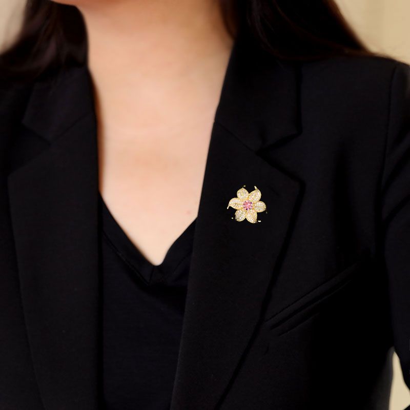  Ghim cài áo hoa đính đá hồng thanh lịch 