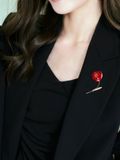  Trâm cài áo hoa hồng đỏ dát đá thanh lịch 