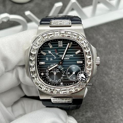 Đồng Hồ Patek Philippe Nautilus 5724/G-001 Rep 1:1 Chế Tác Vỏ Vàng Trắng 18K Niềng Bezel Đính Kim Cương Thiên Nhiên Mặt Xanh Dây Da