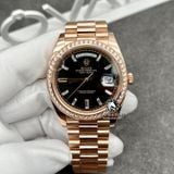 Đồng Hồ Rolex Day-Date 40mm 228235 Rep 1:1 Chế Tác Vỏ Vàng Khối 18K Niềng Bezel Độ Kim Cương Thiên Nhiên Mặt Đen Cọc Số Kim Cương Thiên Nhiên Baguette Dây Kim Loại