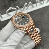 Đồng Hồ Rolex Day-Date 40mm 228235 Rep 1:1 Chế Tác Vỏ Vàng Khối 18K Niềng Bezel Độ Kim Cương Thiên Nhiên Mặt Đen Cọc Số Kim Cương Thiên Nhiên Baguette Dây Kim Loại