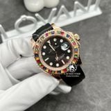 Đồng Hồ Rolex Yacht-Master 116695 SATS Rep 1:1 Chế Tác Vỏ Vàng Khối 18K Niềng Bezel Đính Ruby Cầu Vồng Mặt Đen Dây Cao Su